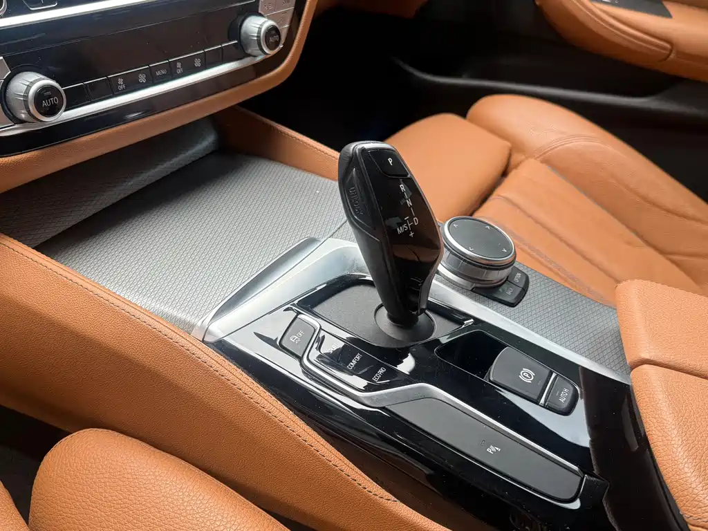 BMW 5 Series 2020 — фото 12