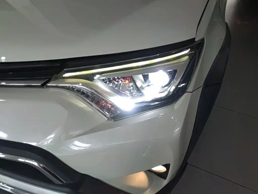 Toyota RAV4 2019 — фото 24
