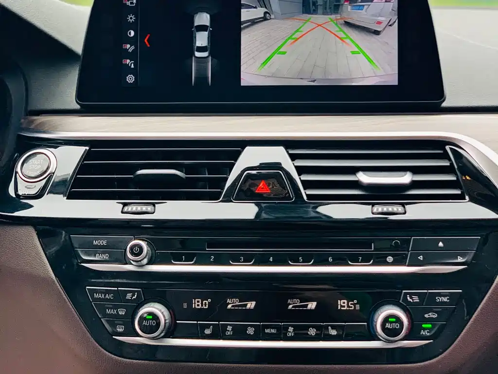 BMW 5 Series 2017 — фото 17