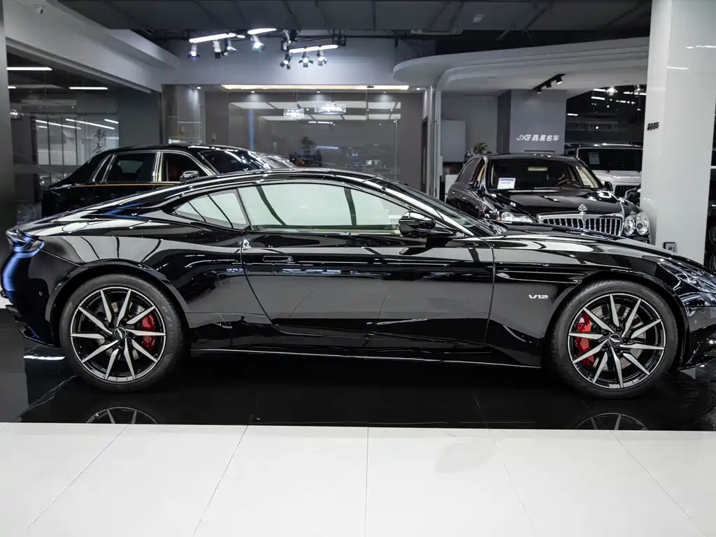 Aston Martin DB11 2019 — фото 12