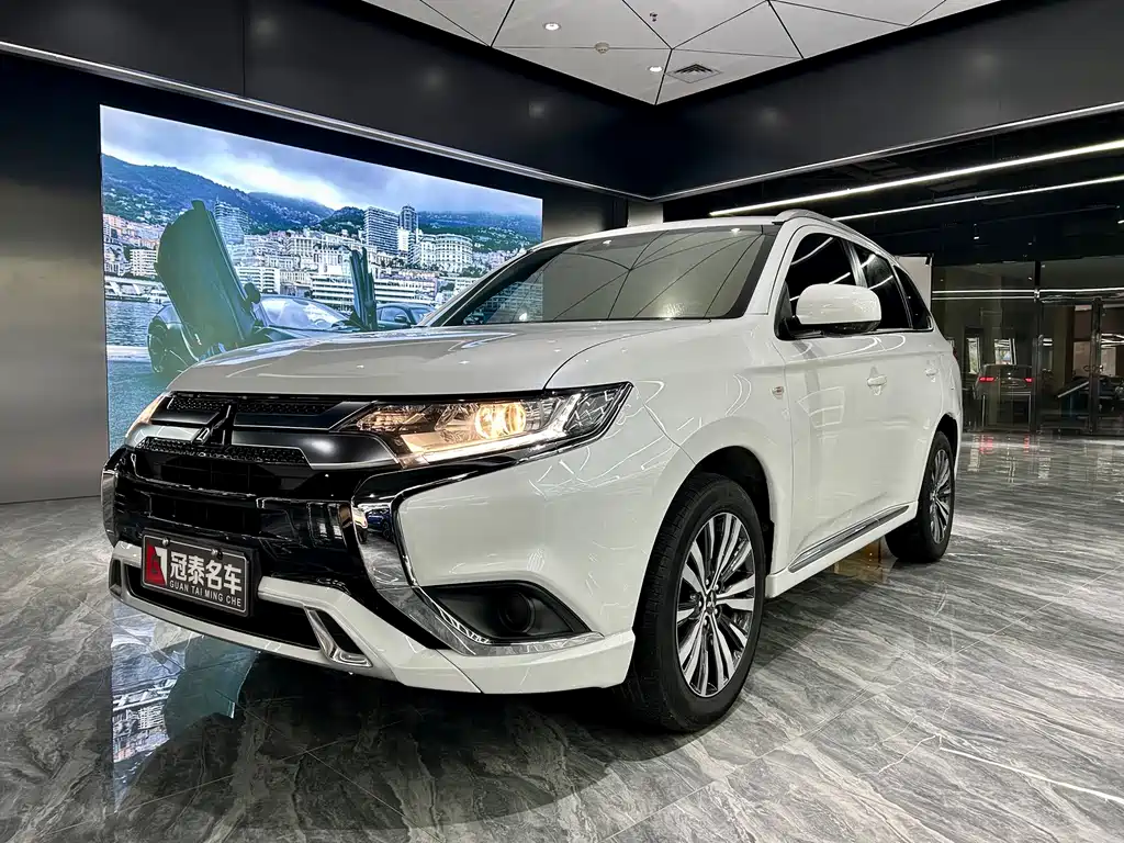 Mitsubishi Outlander 2022 — фото 1