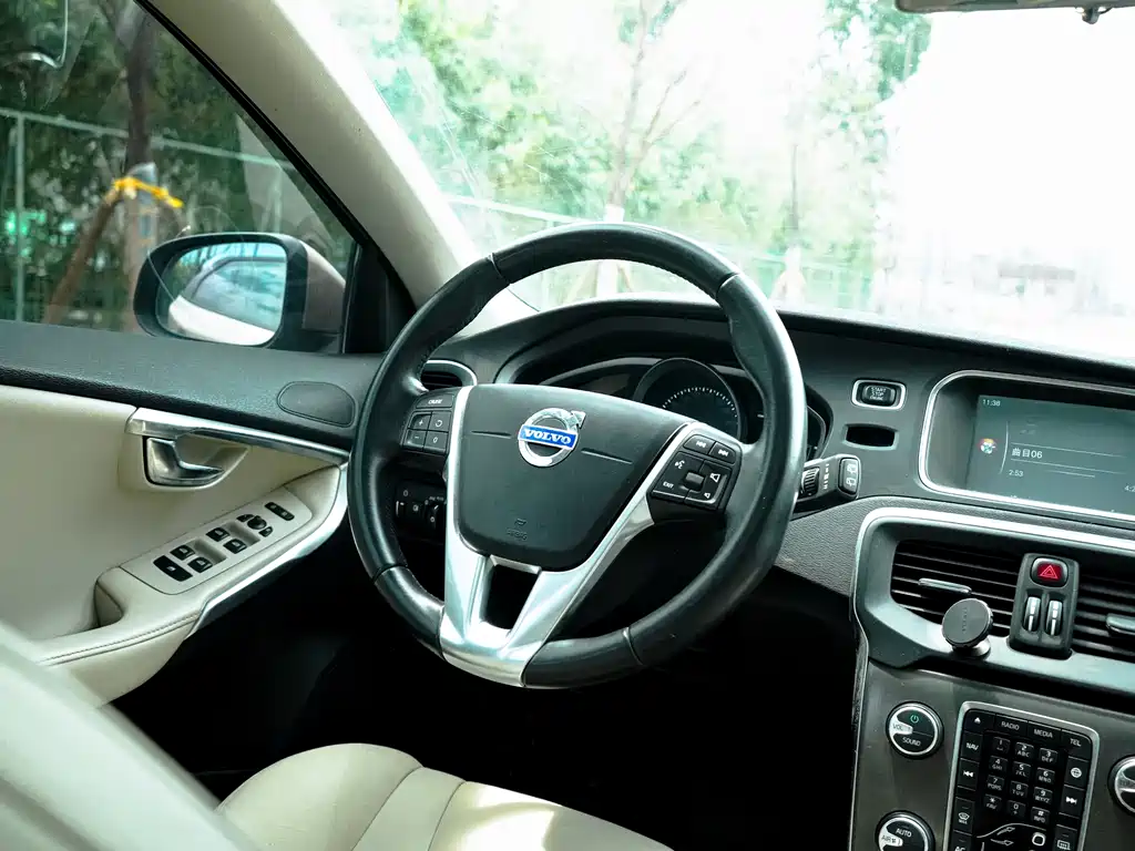 Volvo V40 2016 — фото 15