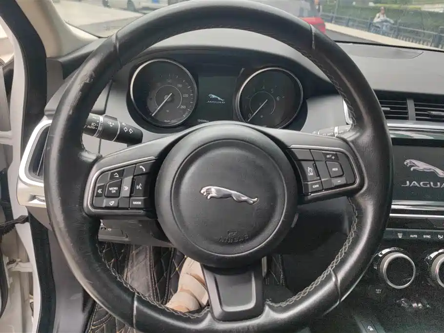 Jaguar E-PACE 2018 — фото 15