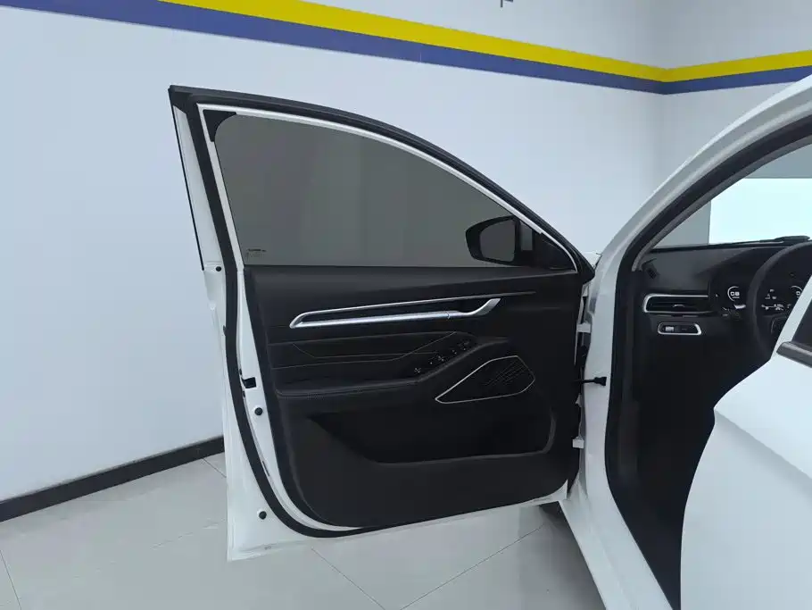 Geely Emgrand 2023