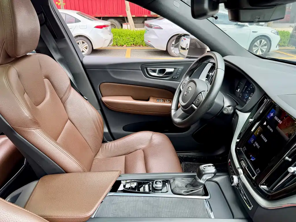 Volvo XC60 2020 — фото 15