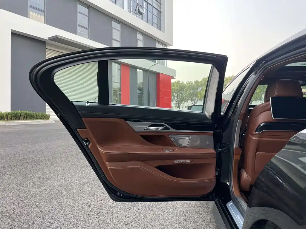 BMW 7 Series 2016 — фото 10