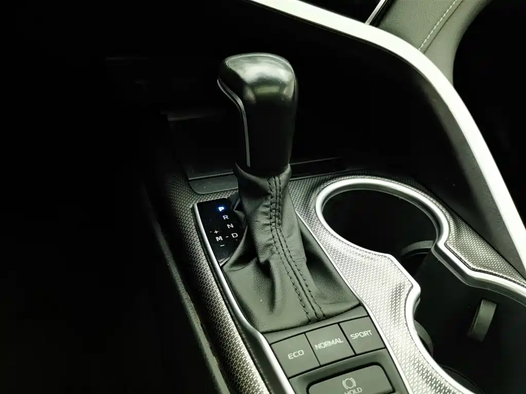 Toyota Camry 2022 — фото 13