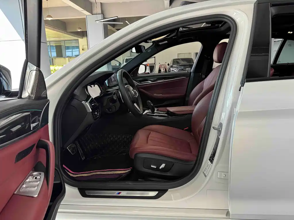 BMW 5 Series 2018 — фото 13