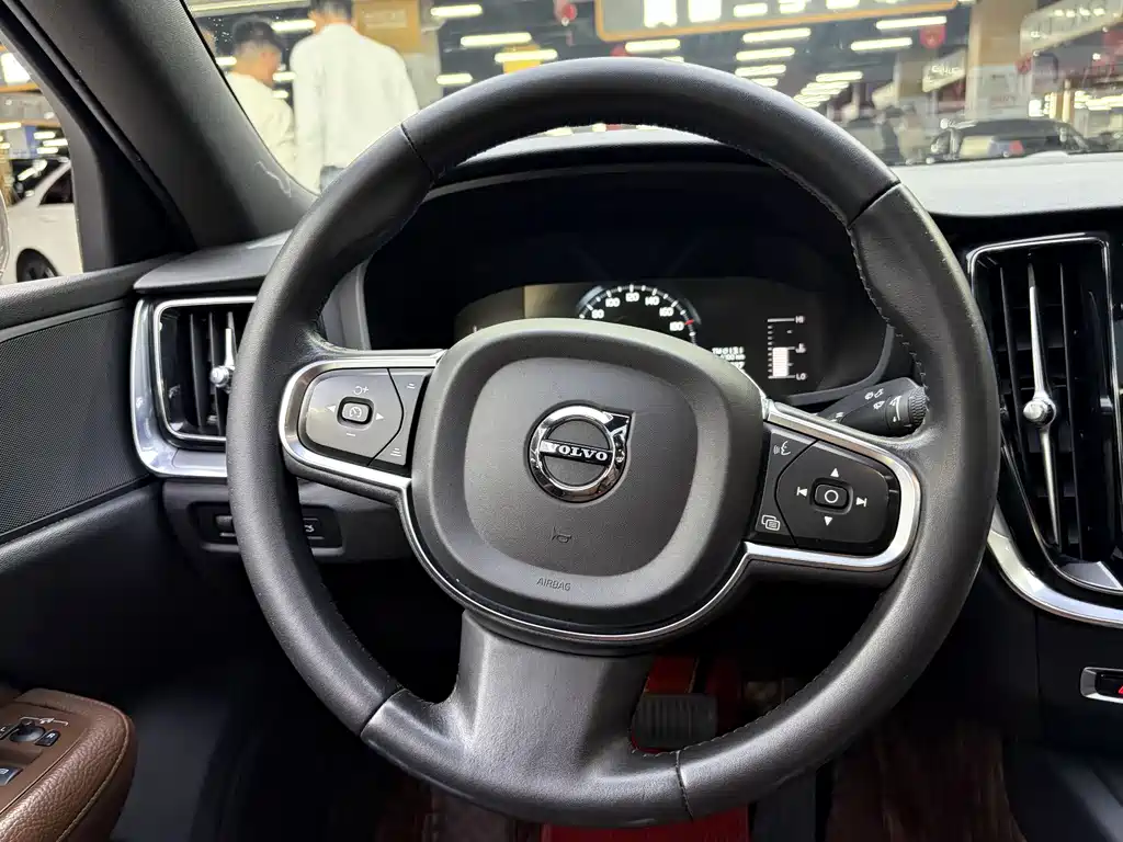 Volvo S60 2021 — фото 15