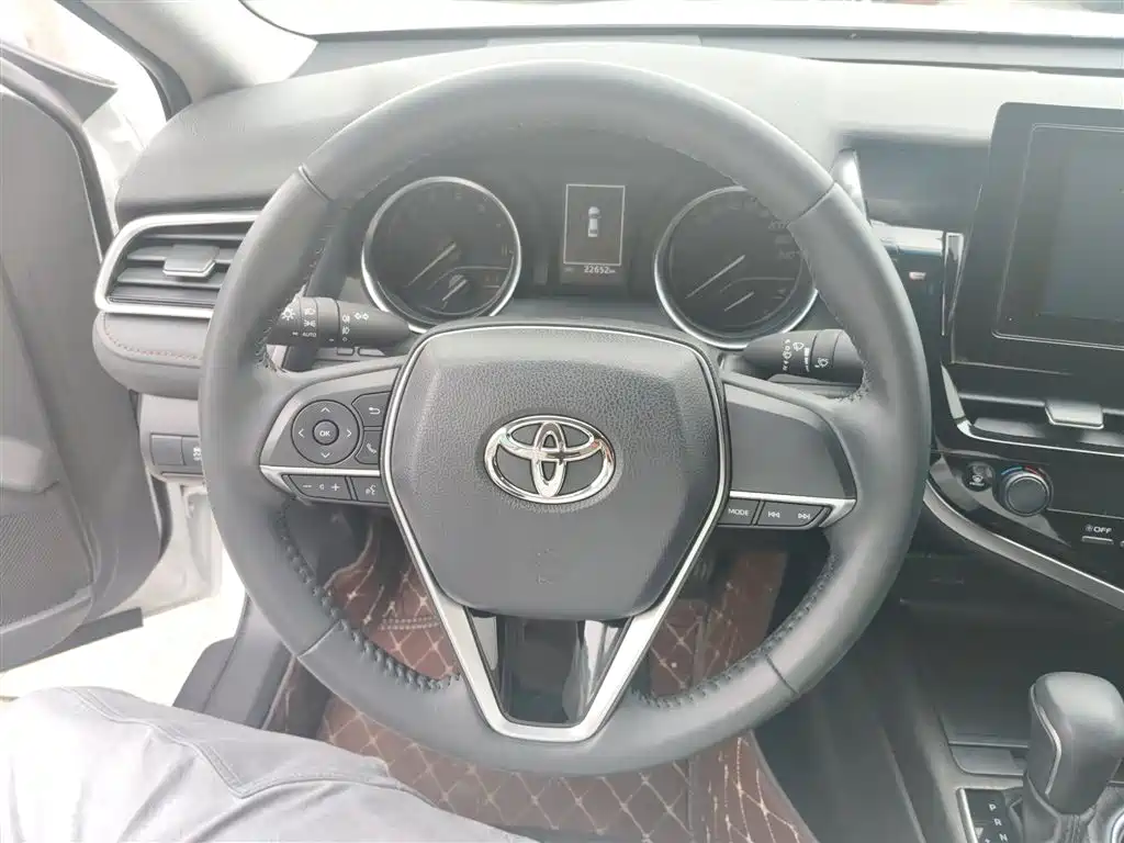 Toyota Camry 2023 — фото 3