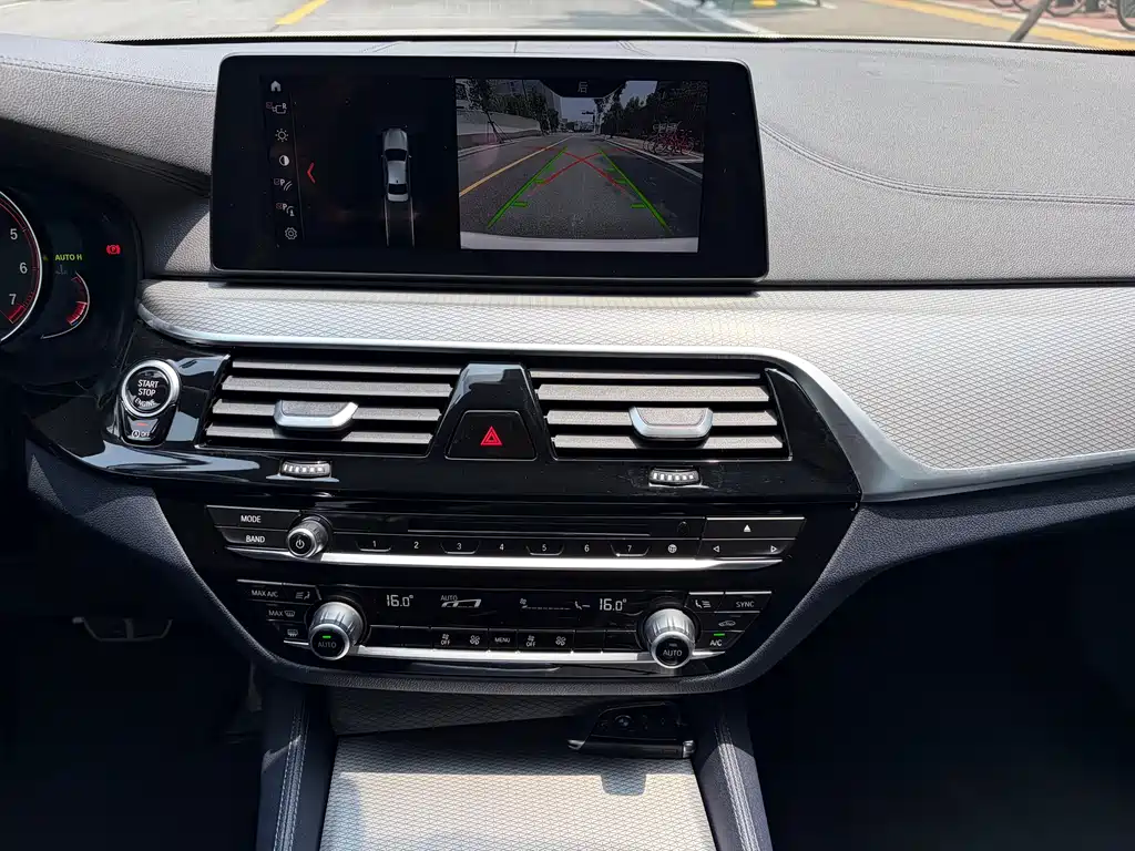BMW 5 Series 2019 — фото 10