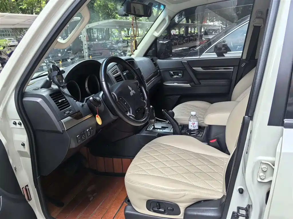 Mitsubishi Pajero 2025