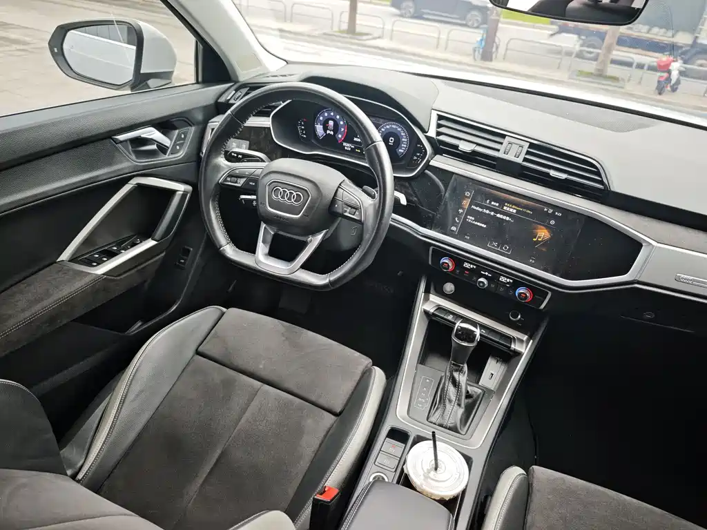 Audi Q3 2019 — фото 12