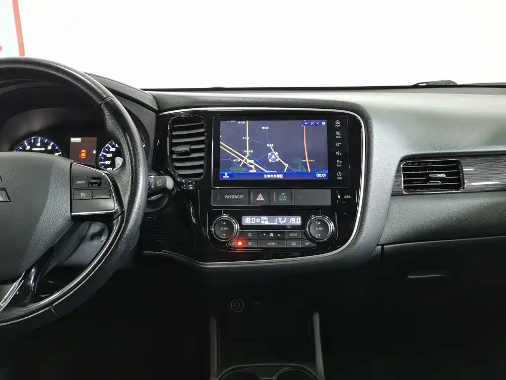 Mitsubishi Outlander 2017 — фото 12