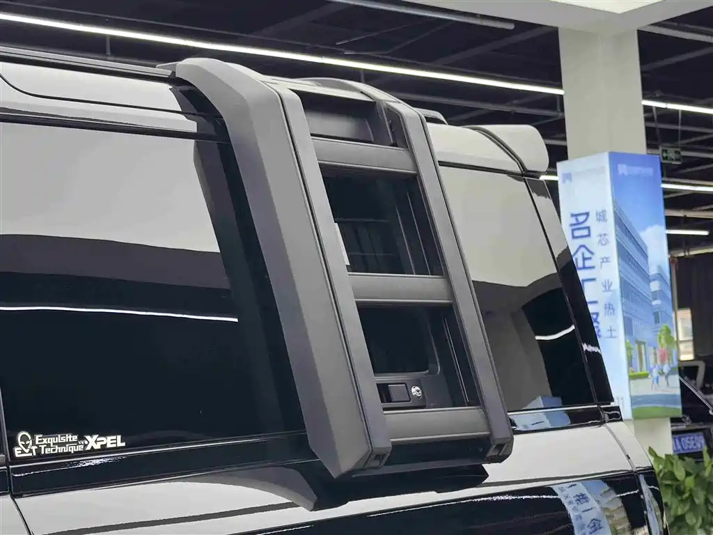 Land Rover Defender 2023 — фото 16