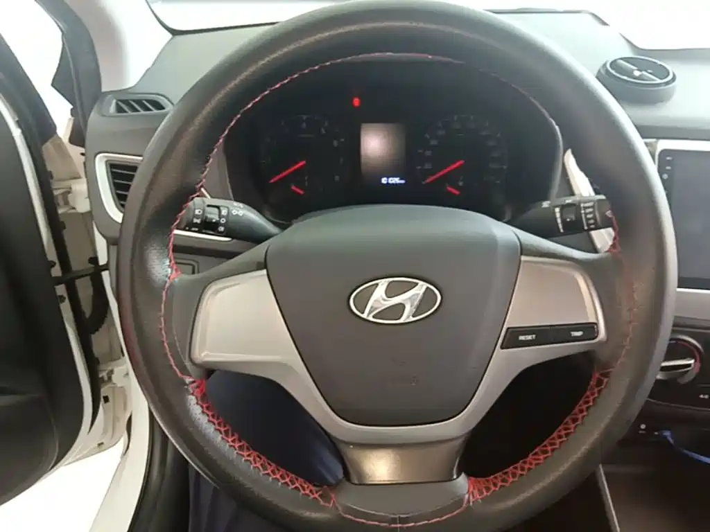 Hyundai Verna 2017 — фото 11