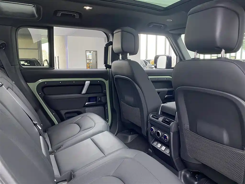 Land Rover Defender 2023 — фото 11