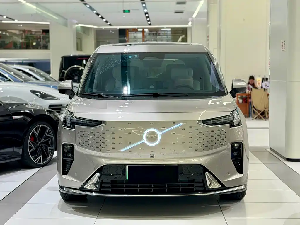 Volvo EM90 2026