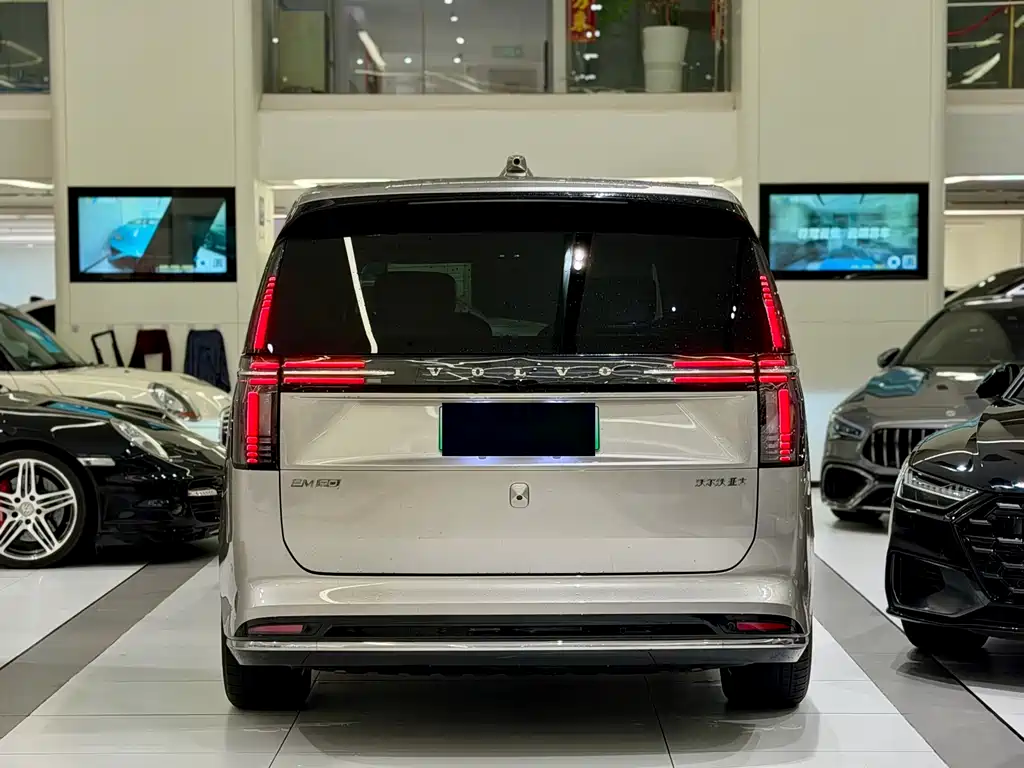 Volvo EM90 2026