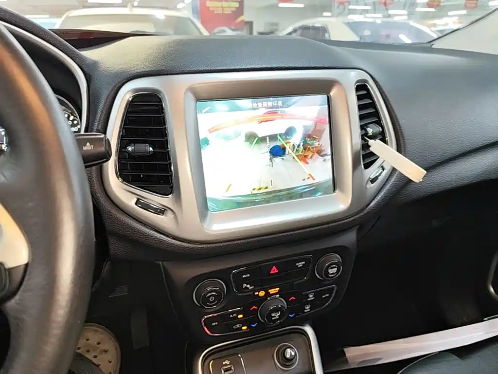 Jeep Compass 2018 — фото 13