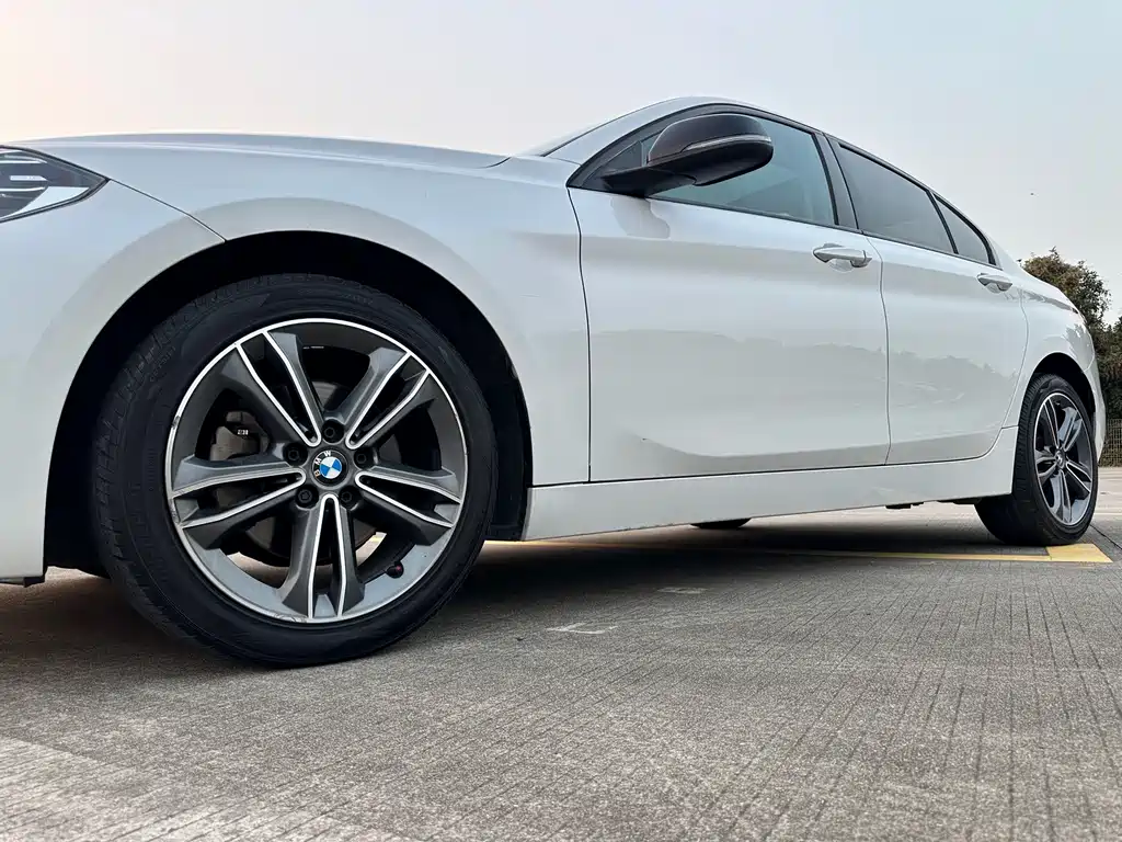 BMW 1 Series 2018 — фото 14