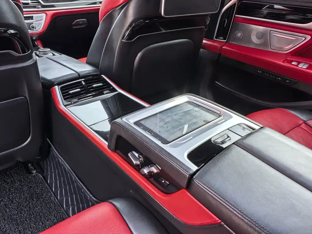 BMW 7 Series 2018 — фото 11
