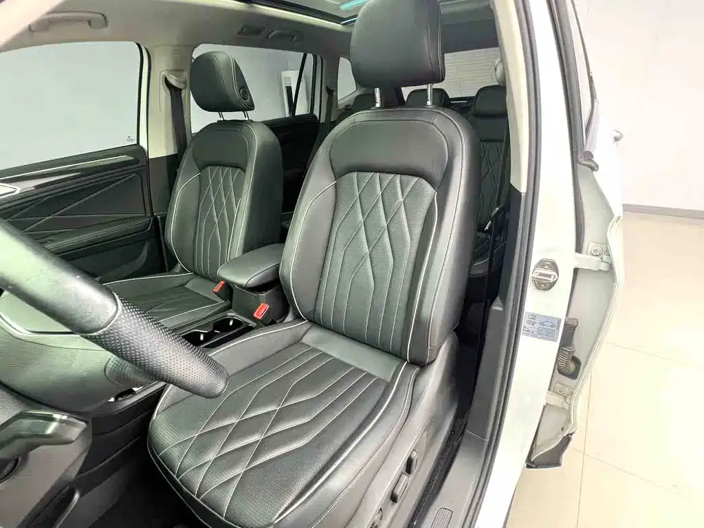 Volkswagen Tiguan L 2023 — фото 12