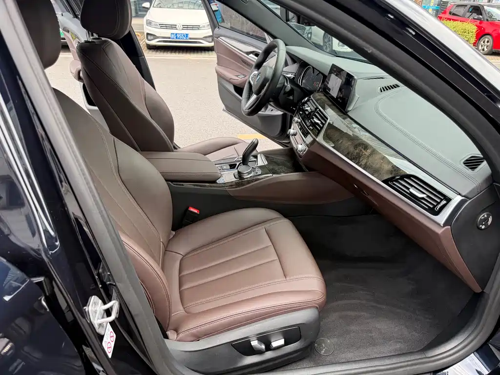 BMW 5 Series 2018 — фото 14