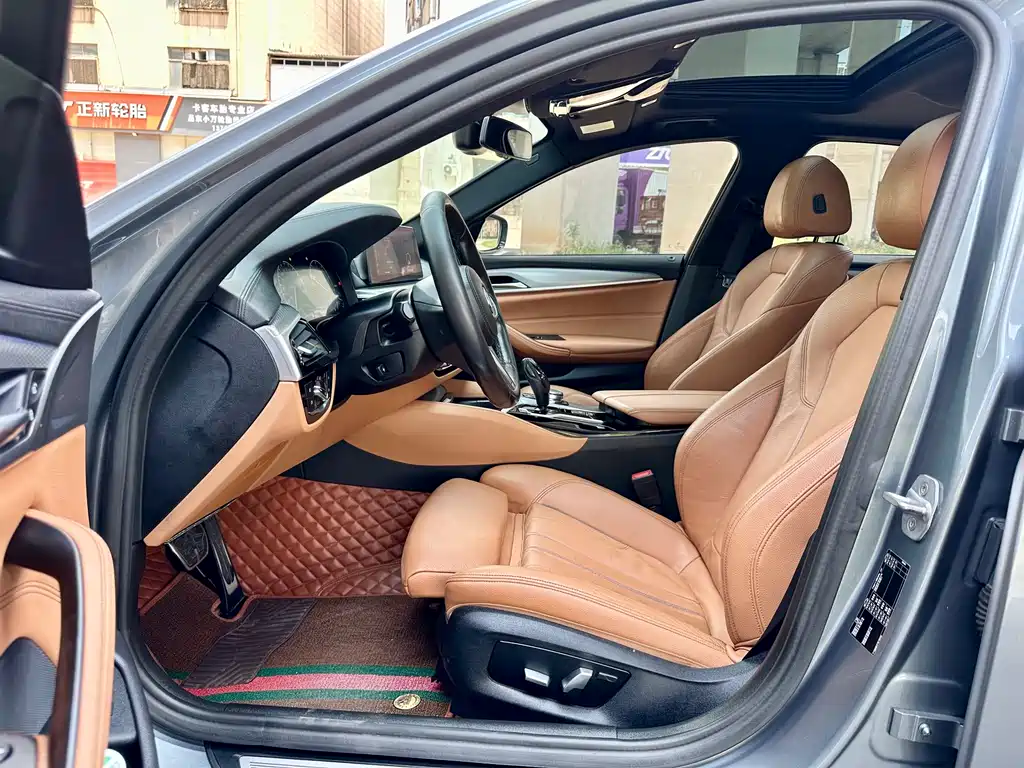 BMW 5 Series 2019 — фото 10