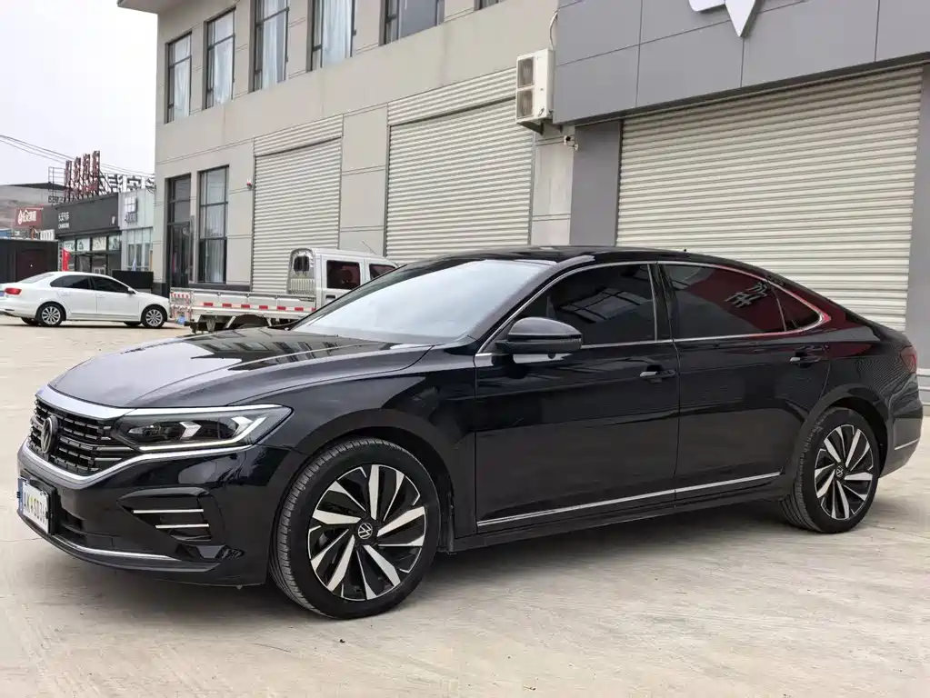 Volkswagen Passat 2023 — фото 1