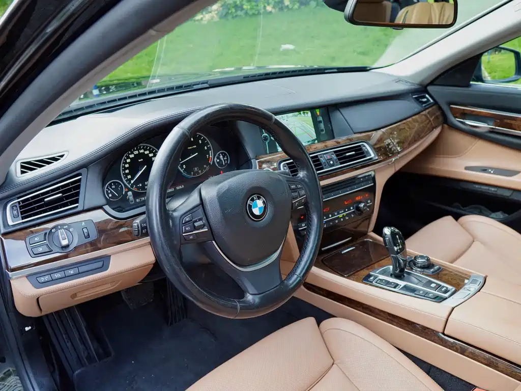 BMW 7 Series 2011 — фото 13