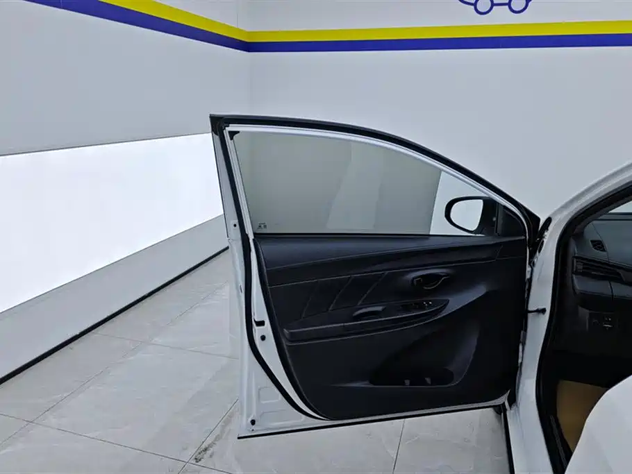 Toyota Yaris L 2021 — фото 7