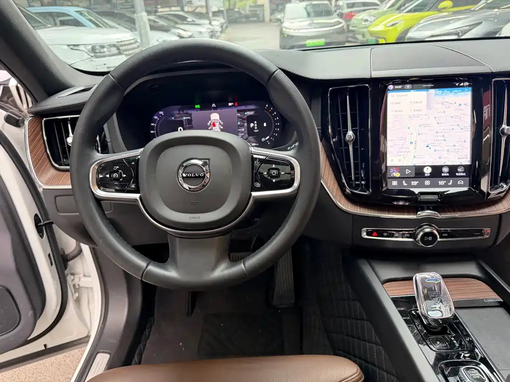 Volvo XC60 2023 — фото 15