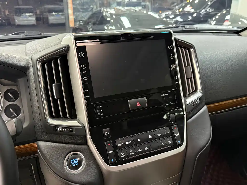 Toyota Land Cruiser 2018 — фото 8