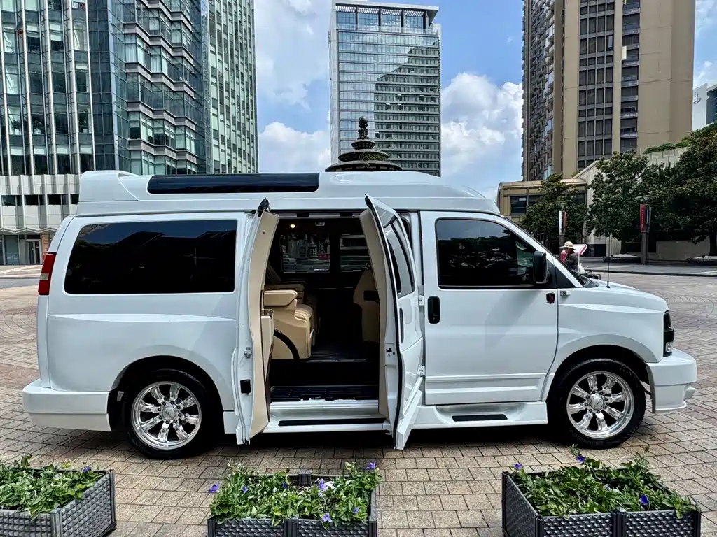 GMC Savana 2018 — фото 10