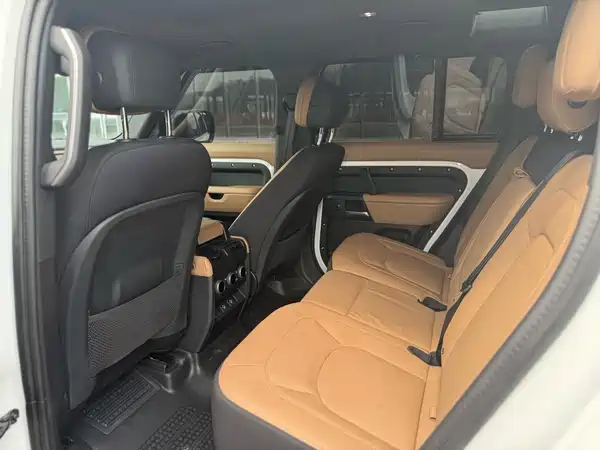 Land Rover Defender 2025