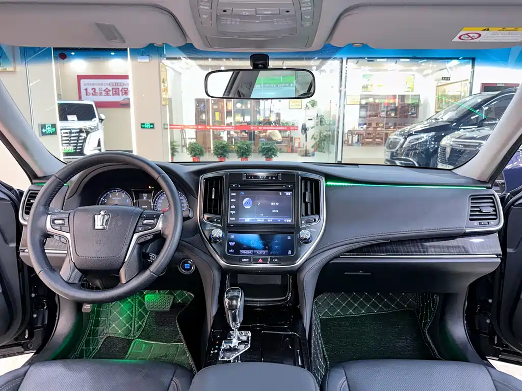 Toyota Crown 2017 — фото 15