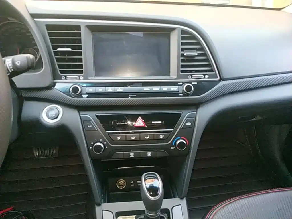 Hyundai Elantra 2018 — фото 13