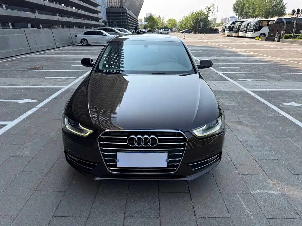 Audi A4L 2016 — фото 1