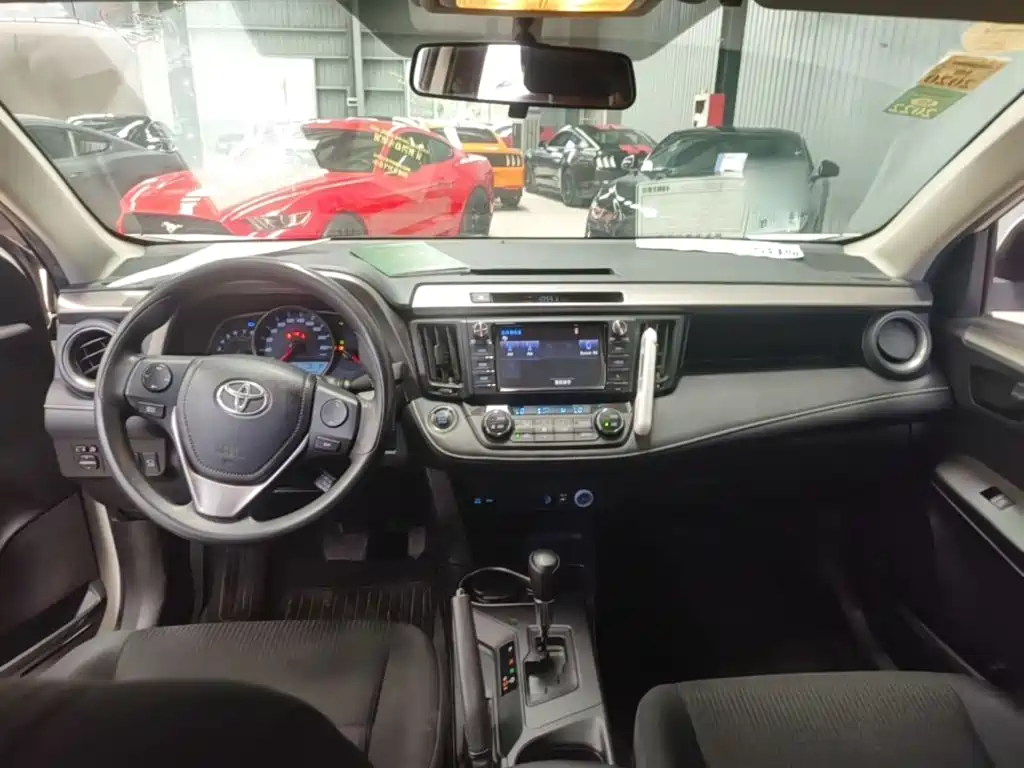 Toyota RAV4 2018 — фото 6