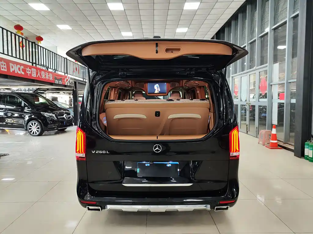Mercedes-Benz V-Class 2020 — фото 34