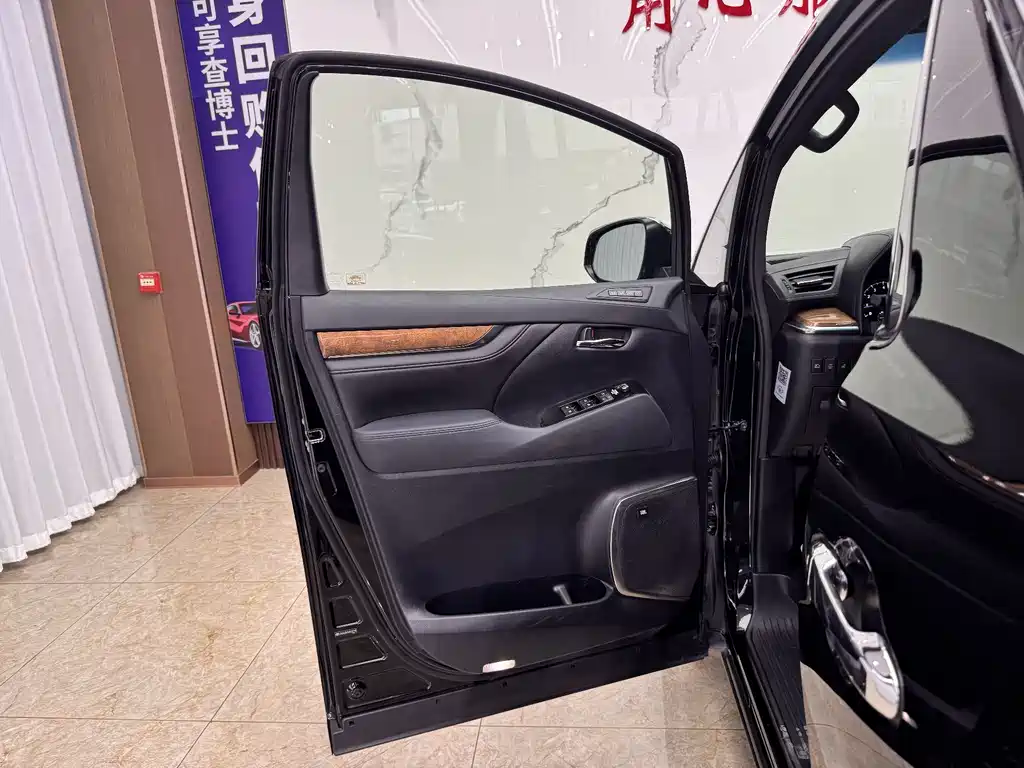 Toyota Alphard 2018 — фото 16