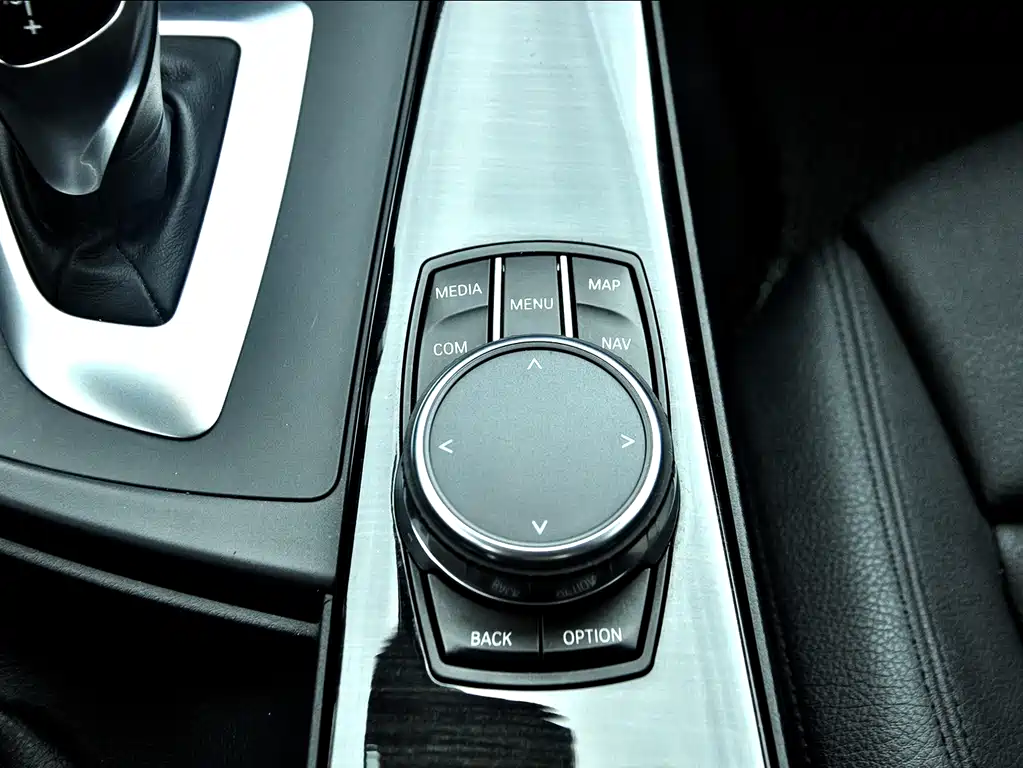 BMW 3 Series 2018 — фото 14