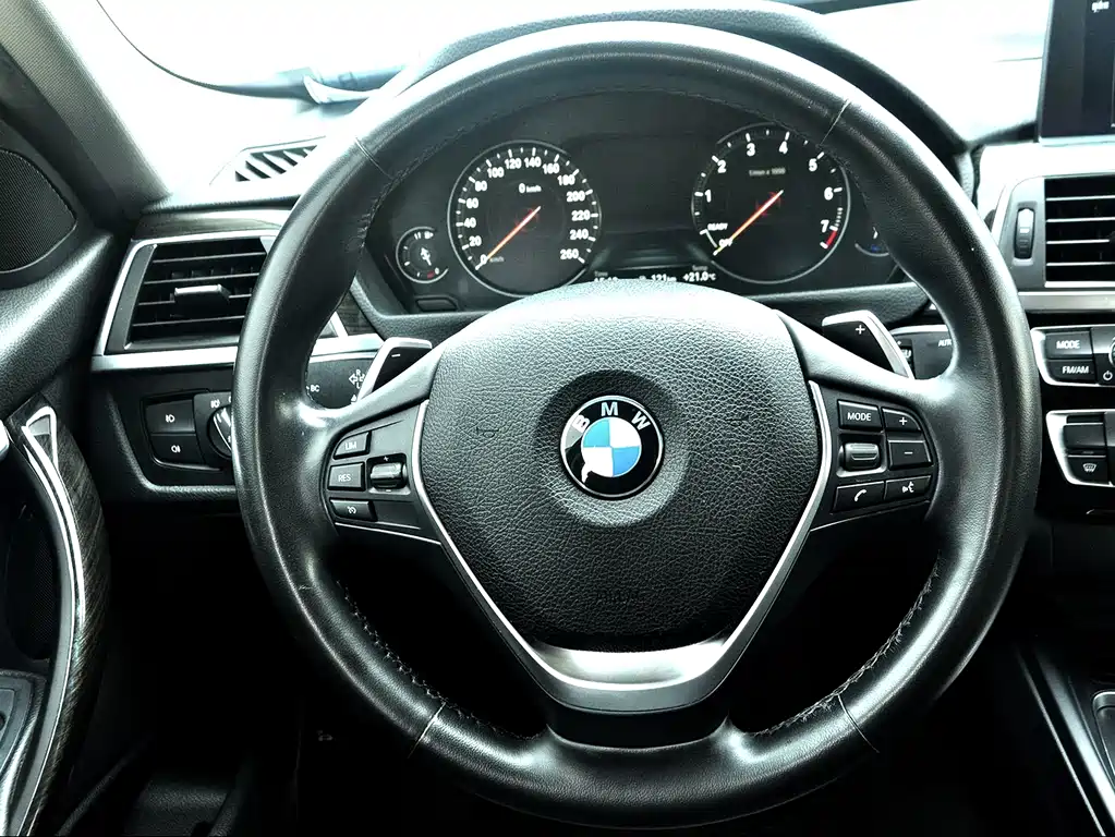 BMW 3 Series 2018 — фото 12