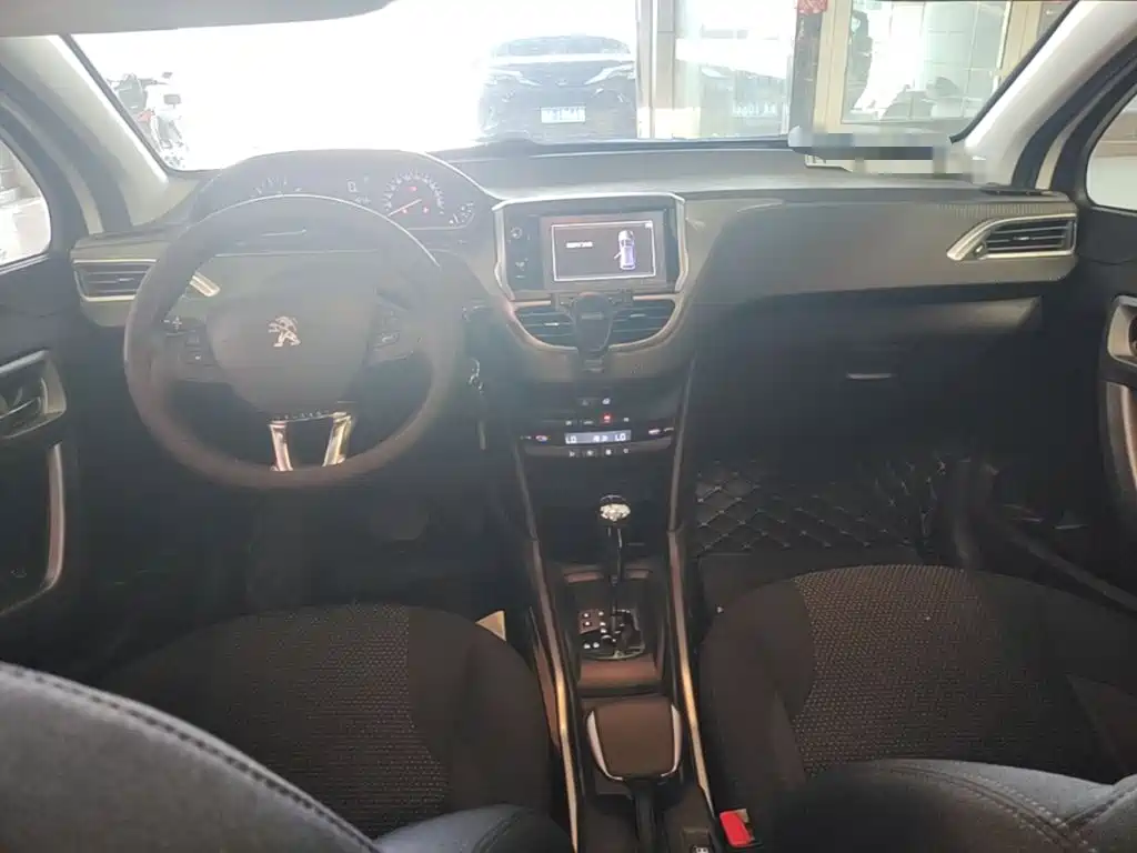 Peugeot 2008 2015 — фото 10