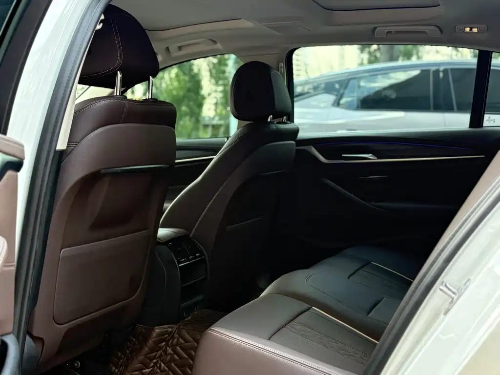 BMW 5 Series 2021 — фото 10