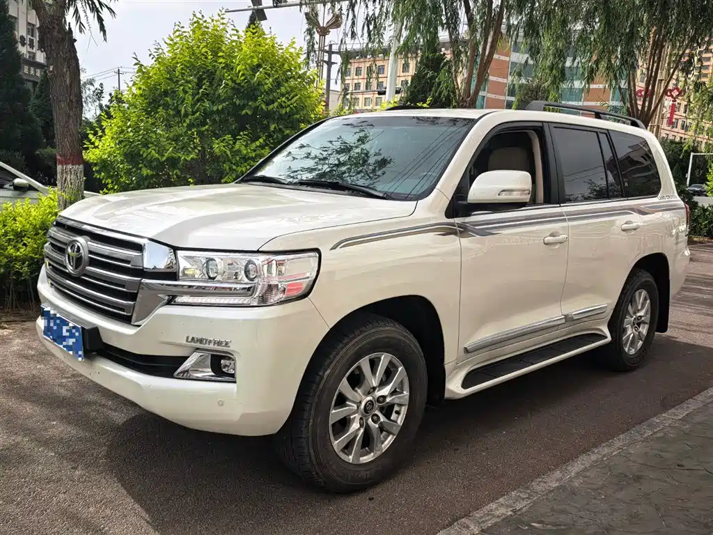 Toyota Land Cruiser 2017 — фото 1