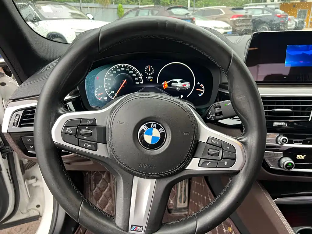 BMW 5 Series 2019 — фото 12