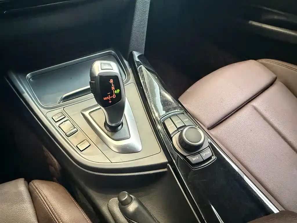 BMW 3 Series 2018 — фото 12