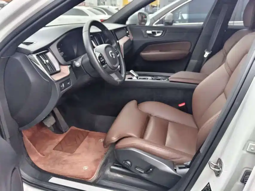 Volvo XC60 2022 — фото 4